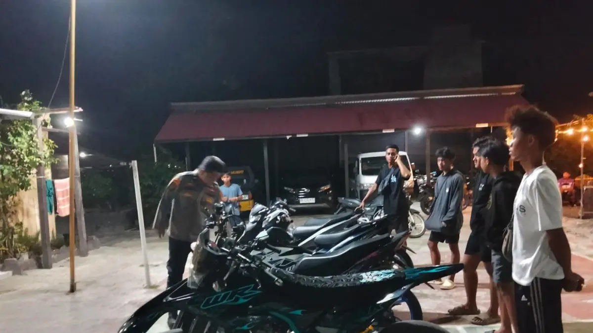 Petugas Polsek Rakumpit saat mengamankan sejumlah sepeda motor yang menggunakan knalpot brong atau tidak sesuai spesifikasi teknis, sehingga mengganggu ketenangan warga, Sabtu (1/8).(istimewa)