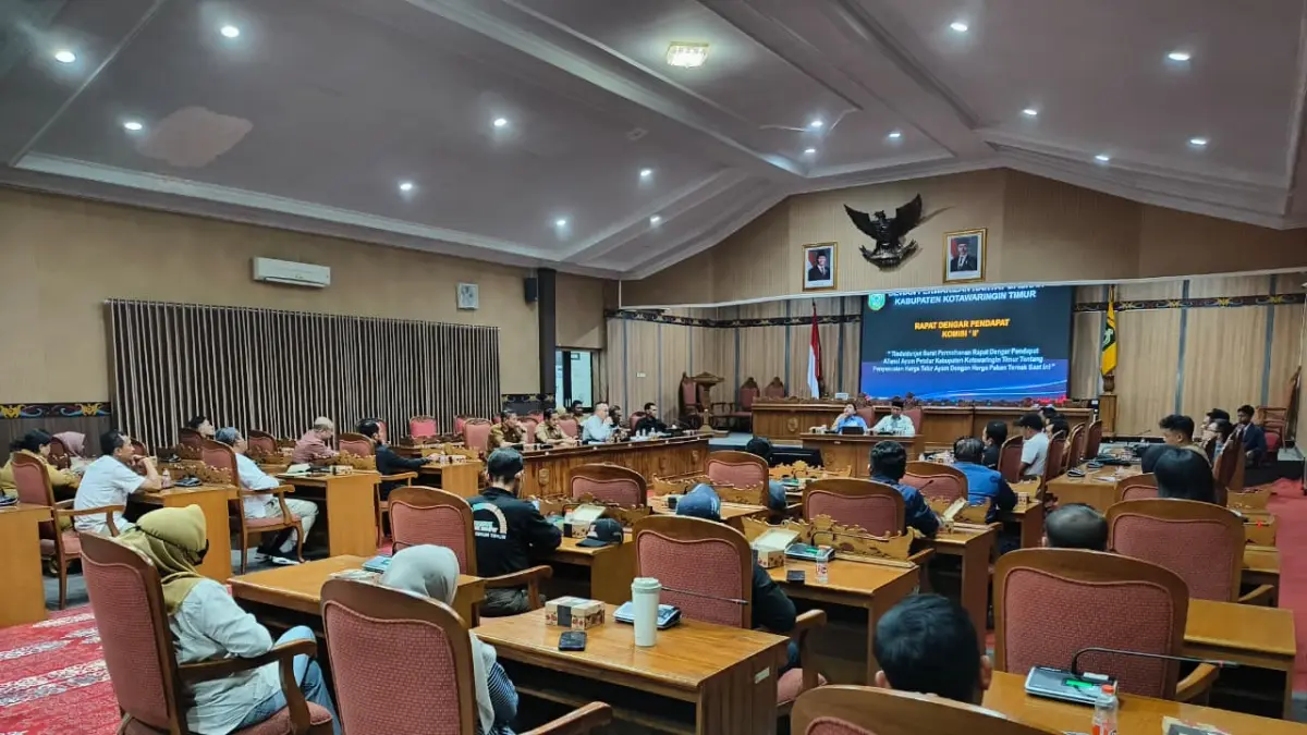 RDP Komisi II DPRD Kotim bersama Asosiasi Peternak Ayam Petelur yang digelar di Ruang Rapat Paripurna DPRD Kotim, Senin (3/8).  (Akbar/Radar Sampit)