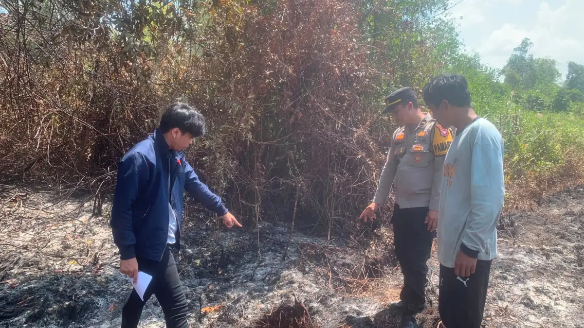 Satgas Karhutla Polres Kotim saat mengamankan seorang warga di atas lahannya yang telah dibakar, Sabtu (1/8) lalu.(istmewa/Humas Polres Kotim)