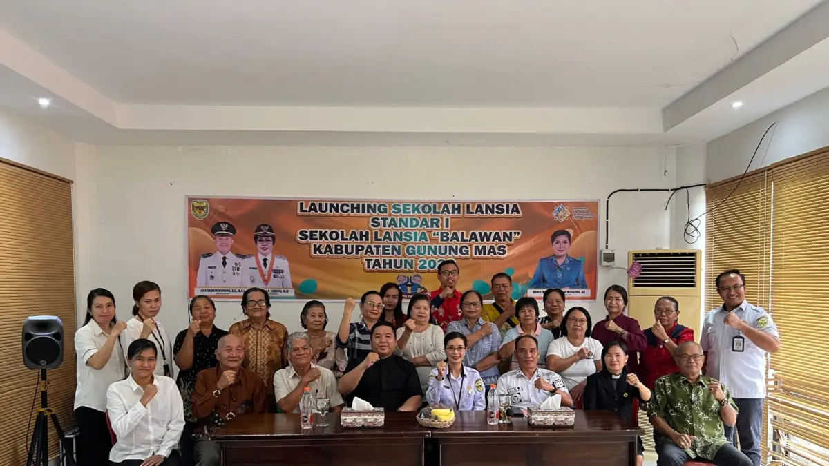 Sejumlah pihak terkait dan para lansia berfoto bersama, setelah pelaksanaan launching Sekolah Lansia Balawan standar I Kabupaten Gumas tahun 2026, pekan lalu. (DP2KBP3A GUNUNG MAS)