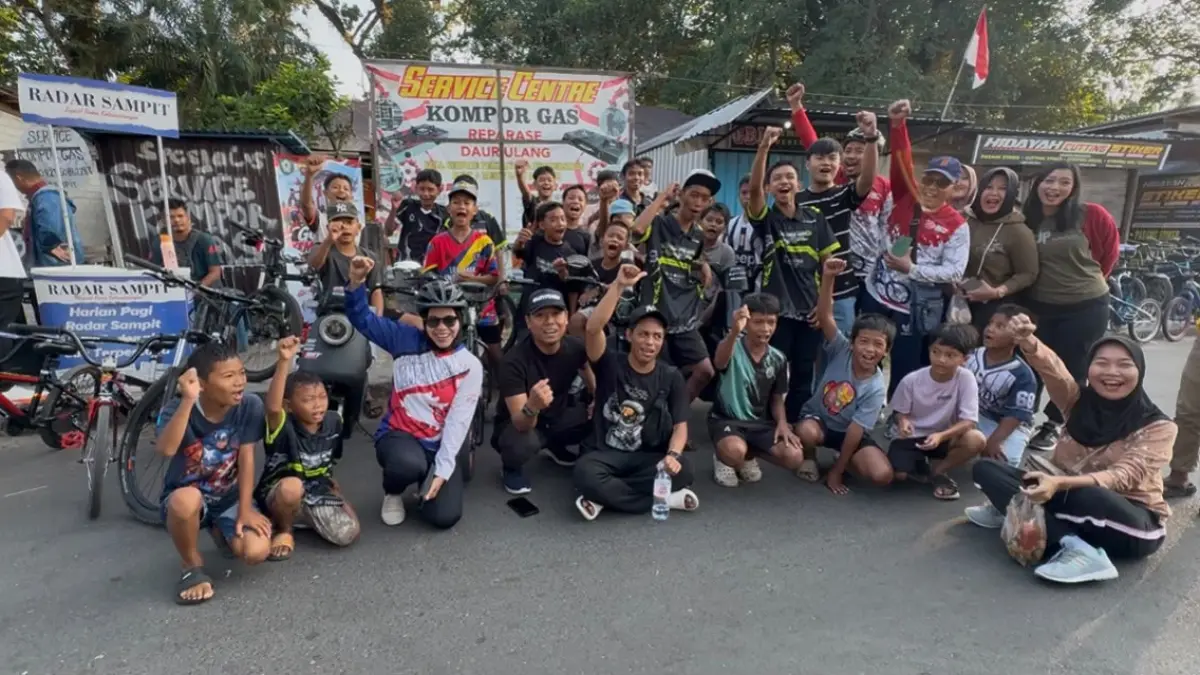 Tim Radar Sampit bersama komunitas sepeda anak Bubuhan Sepeda Sampit, di Taman Kota Sampit, Minggu (2/8).(yuni/radarsampit)