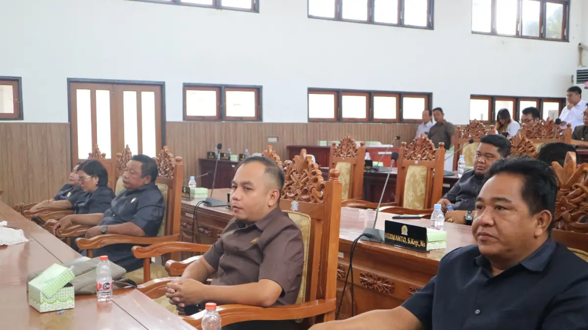 Anggota DPRD Kabupaten Gumas Charles Frengki (ujung kanan) ketika menghadiri rapat paripurna DPRD setempat, belum lama ini.(istimewa)