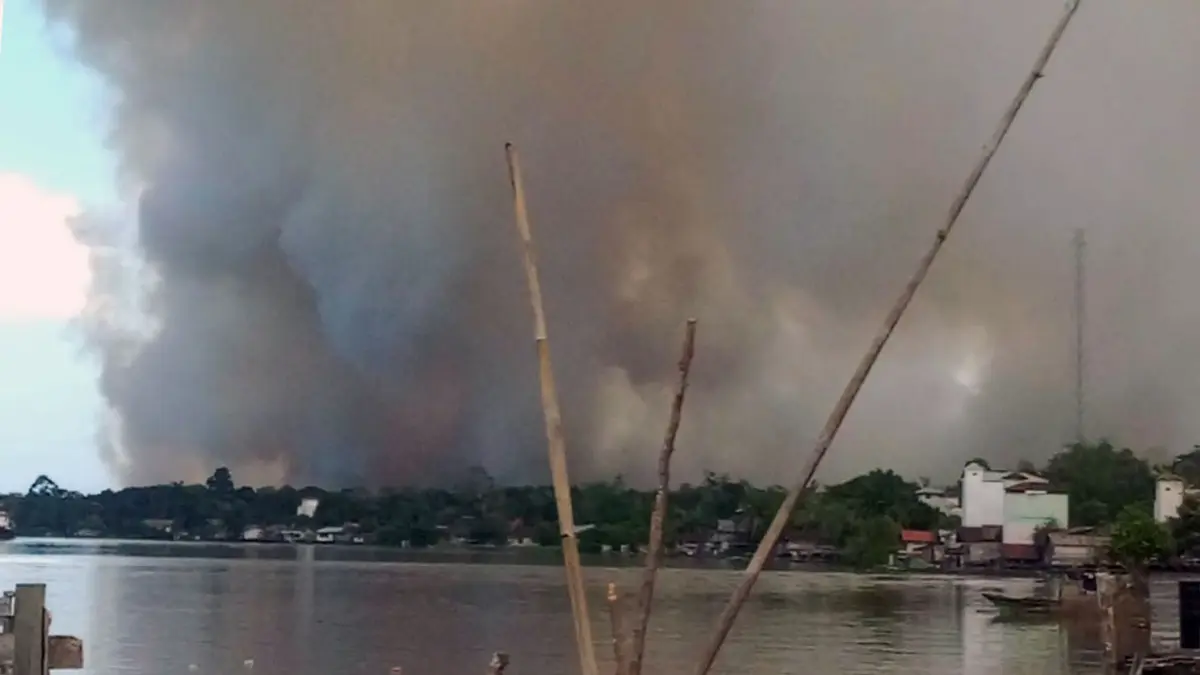 Asap kebakaran lahan tampak dari jauh di Desa Camba, Kecamatan Kota Besi, Senin (4/8/2026). (Warga/Radar Sampit)