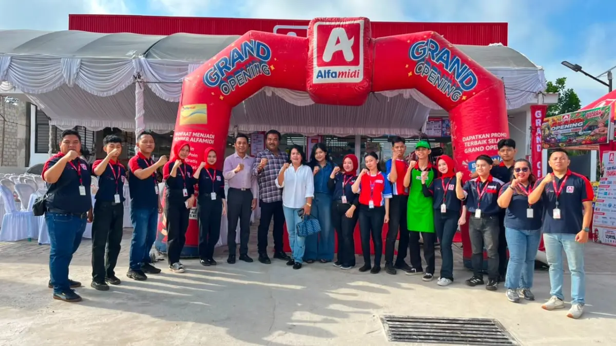 BERTUMBUH: Pihak Alfamidi bersama para mitra saat melaksankaan grand opening di gerai Alfamidi Pelantaran, Selasa (4/8/2026). (Tono Triyanto/Radar Sampit)