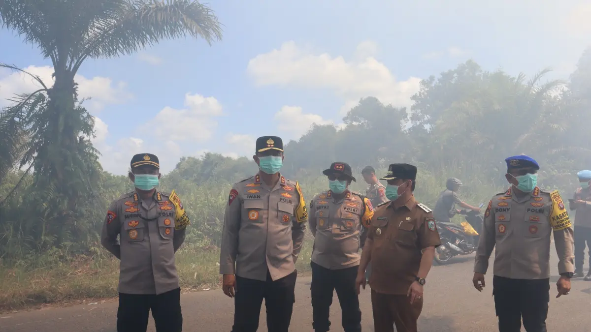Bupati Kotim Halikinnor saat mendampingi Kapolda Kalteng Irjen Pol Iwan Kurniawan meninjau langsung penanganan karhutla di Kotim, Selasa (4/8).  (Istimewa)