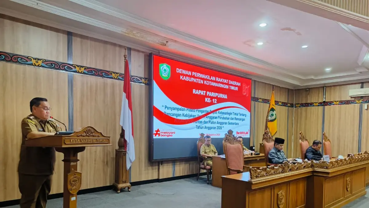Bupati Kotim Halikinnor saat menyampai pidato pengantar Rancangan Perubahan KUA-PPAS 2026 dalam rapat paripurna, Selasa (4/8).  (Akbar/Radar Sampit)