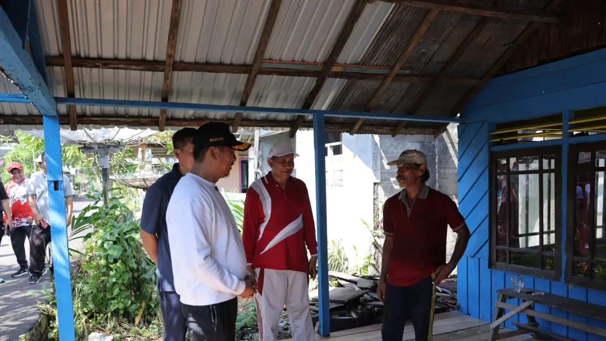 Bupati Sukamara Masduki meninjau rumah warga penerima bantuan BSPS di Kelurahan Jelai. (FAUZIANNUR/RADAR SAMPIT)&nbsp;