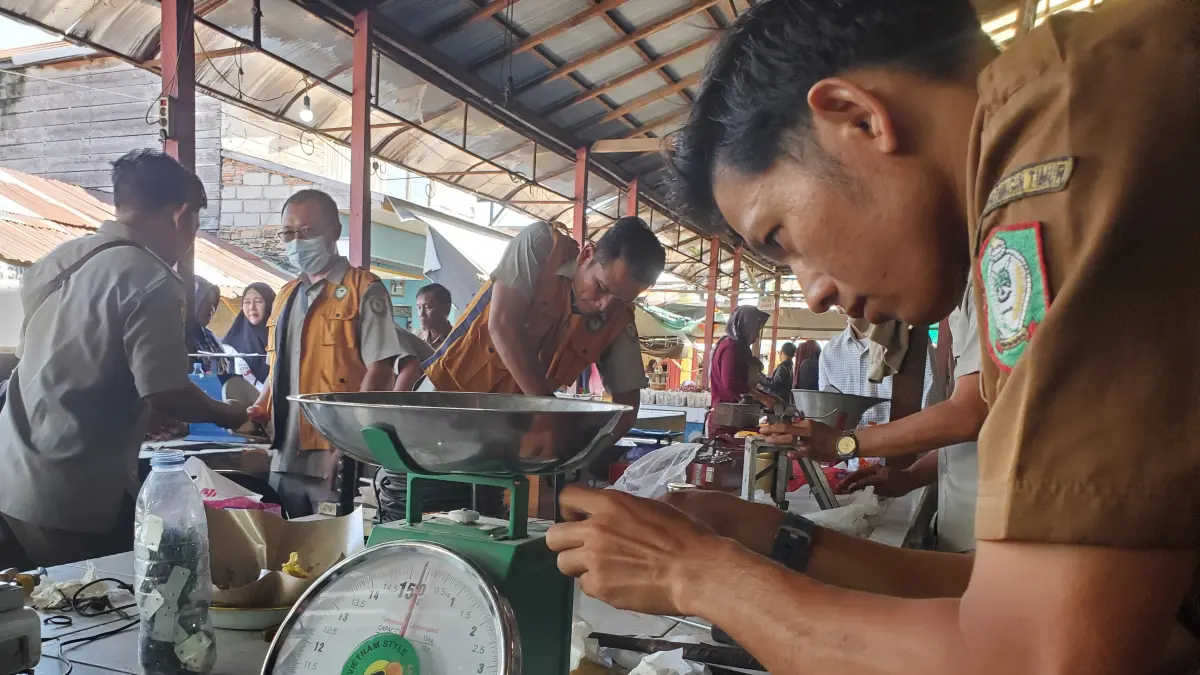 DiskopUKMPerindag Kotim saat melakukan tera ulang alat ukur, takar, timbang, dan perlengkapannya (UTTP) di salah satu pasar di Sampit, Selasa (4/8).   (Akbar/Radar Sampit)