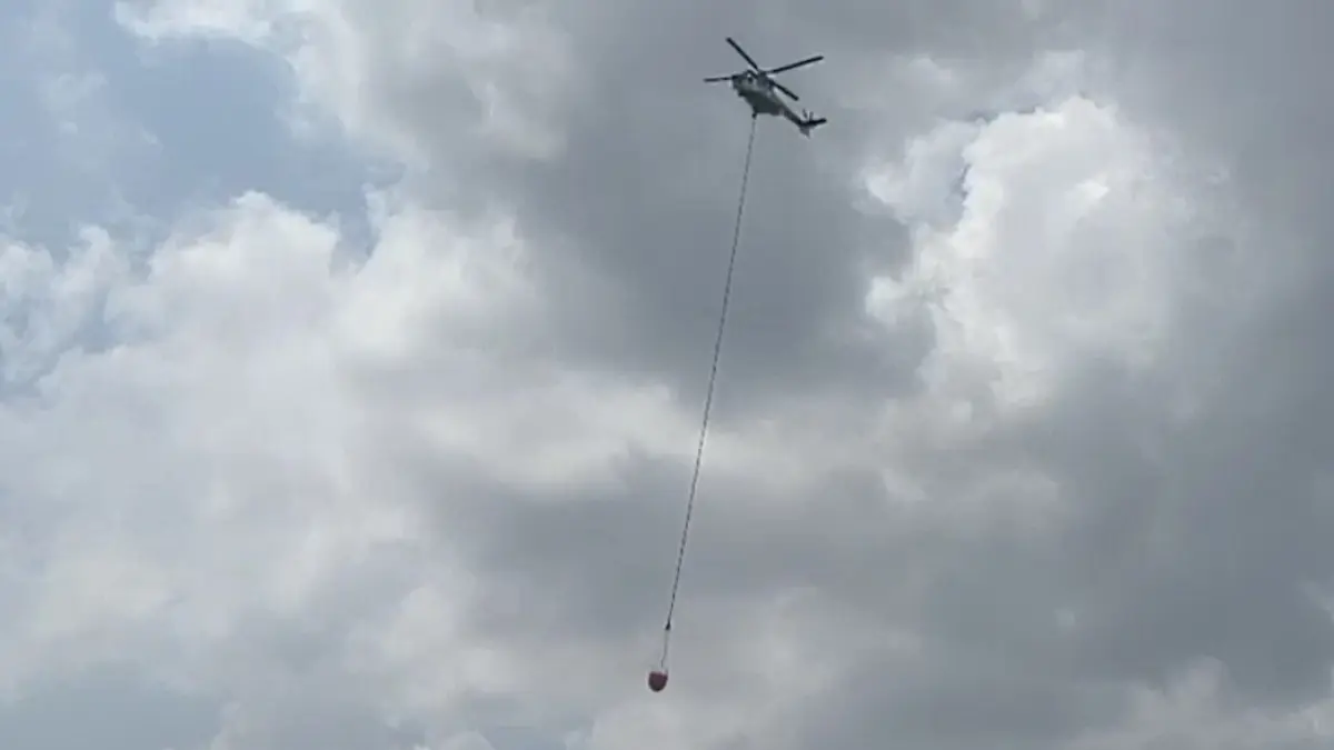 Helikopter water bombing saat beroperasi memadamkan kebakaran hutan dan lahan di Kotawaringin Timur. (Warga/Radar Sampit)&nbsp;