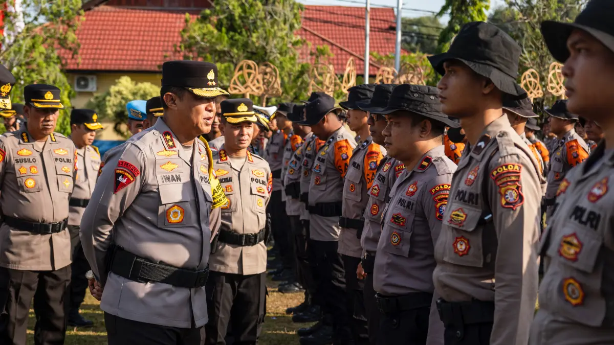 Kapolda Kalteng Irjen Iwan Kurniawan saat memeriksa personel yang bertugas mengatasi karhutla,belum lama tadi.(dok/humas/polda kalteng)