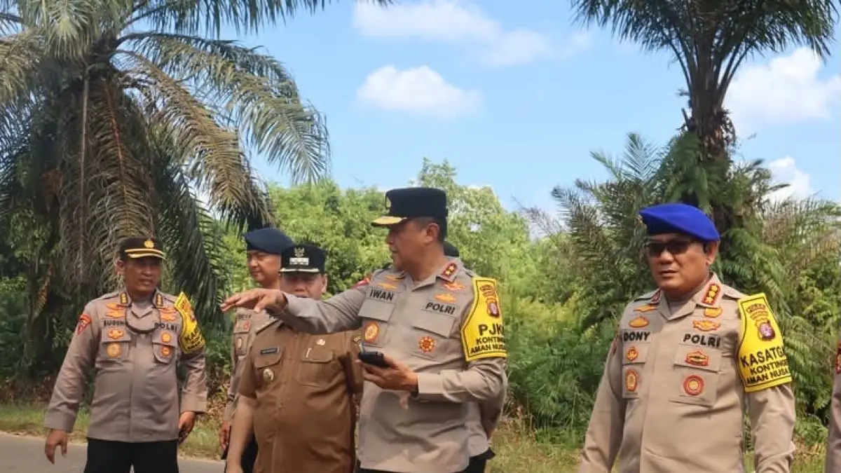 Kapolda Kalteng Irjen Pol Iwan Kurniawan bersama Bupati Kotim Halikinnor meninjau lokasi kebakaran hutan dan lahan di Kotim, Selasa (4/8).  (Istimewa)