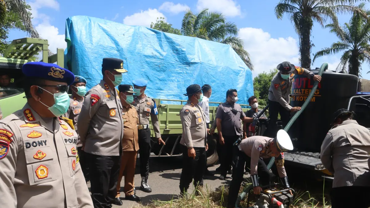 Kapolda Kalteng Irjen Pol Iwan Kurniawan saat meninjau penanganan karhutla di wilayah Kecamatan Baamang, Sampit, Selasa (4/8). (humas Polres Kotim)