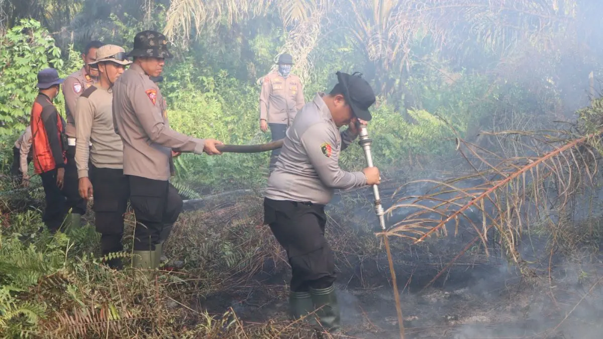 KARHUTLA : Kapolres Kotim AKBP Resky Maulana Zulkarnain memimpin pemadaman lahan terbakar di Desa Eka Bahurui, Sampit, Jumat (31/7/2026) lalu. FOTO: POLRES KOTIM/RADAR SAMPIT