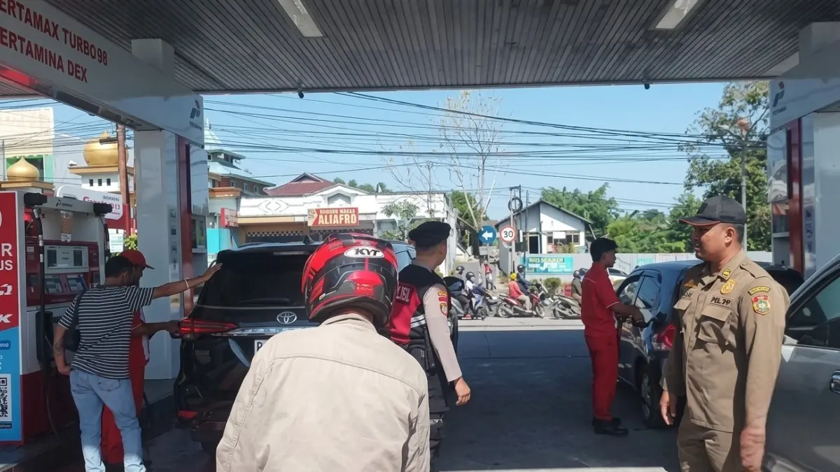Pengendalian dan pengawasan distribusi BBM oleh Satpol PP dan Dishub Kobar di SPBU dalam Kota Pangkalan Bun, Kabupaten Kotawaringin Barat, Selasa 4 Agustus 2026. (ist)