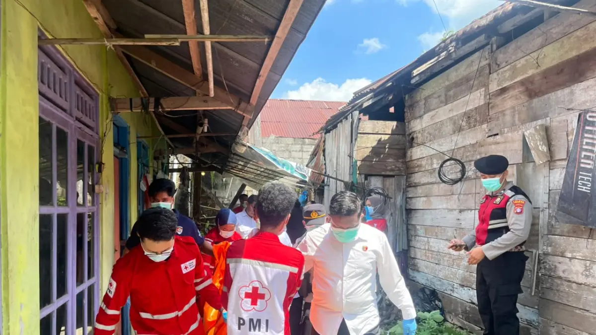 Petugas PMI bersama Tim Inafis Polres Kotawaringin Barat mengevakuasi jenazah dari barak di Jalan Maid Badir, Kelurahan Sidorejo, Kecamatan Arut Selatan, Kabupaten Kotawaringin Barat, Senin (3/8). &nbsp;(&nbsp;(IST)