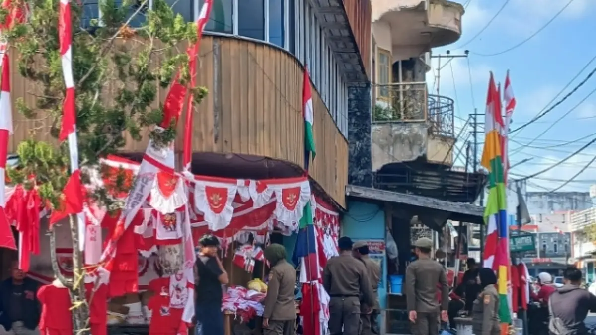Petugas Satpol PP Kabupaten Kotawaringin Barat menertibkan pedagang atribut HUT RI di Jalan Pangeran Antasari, Pangkalan Bun, Selasa (4/8). (Koko/radar sampit)
