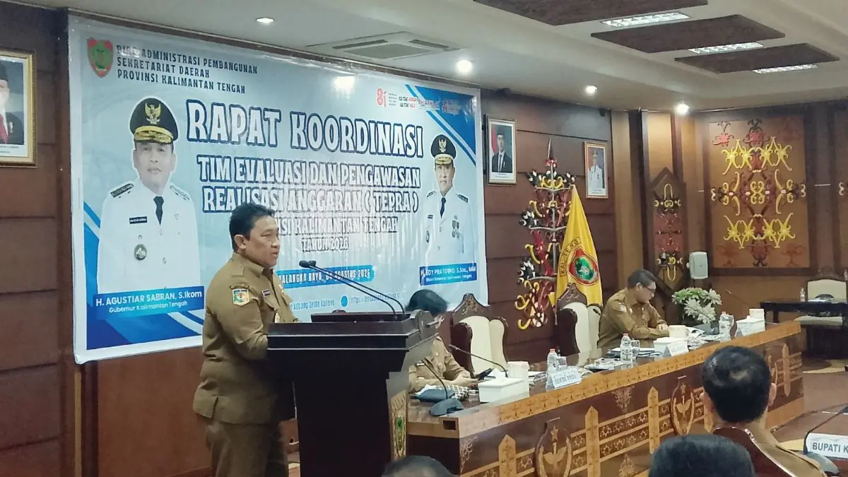 RAKOR: Wakil Gubernur Kalteng Edy Pratowo menyampaikan sambutan pada kegiatan rapat evaluasi dan pengawasan realisasi anggaran 2026, Selasa (4/8/2026). FOTO: YUSHO/RADAR SAMPIT