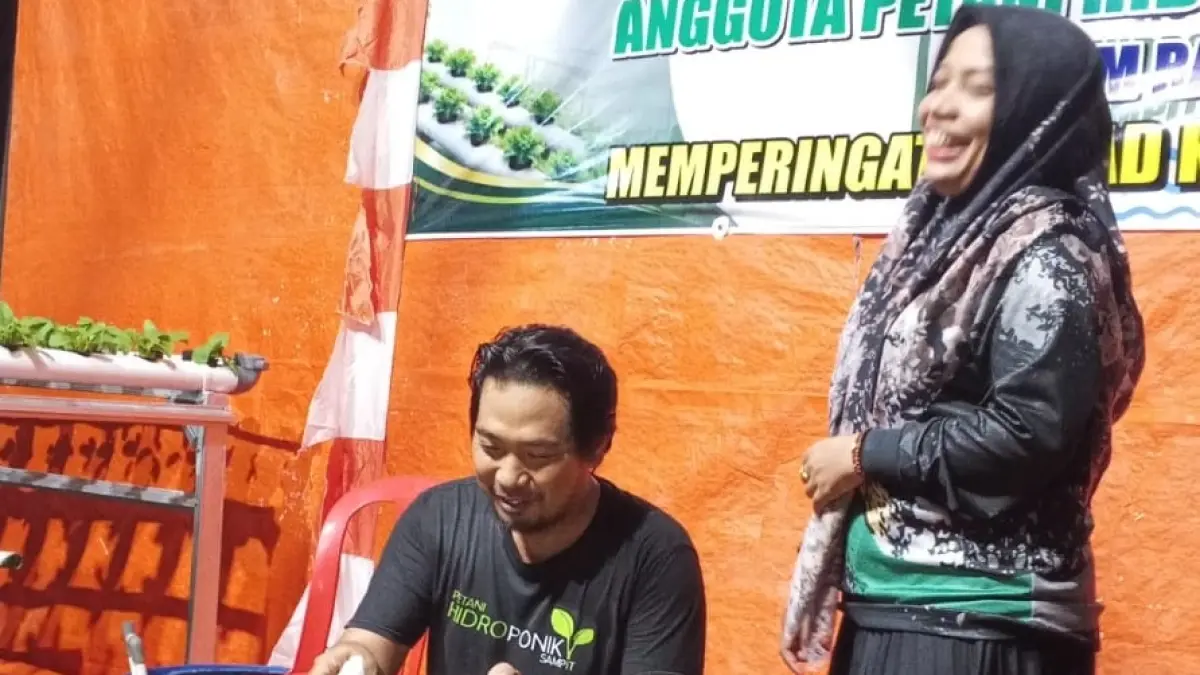 Salah satu pengurus Komunitas Petani Hidroponik Sampit (PHS) Heru Prayitno memotong tumpeng dalam rangka memperingati hari jadi PHS  ke-6 di Jalan Barito Jalur III, Sampit, Minggu (2/8).   