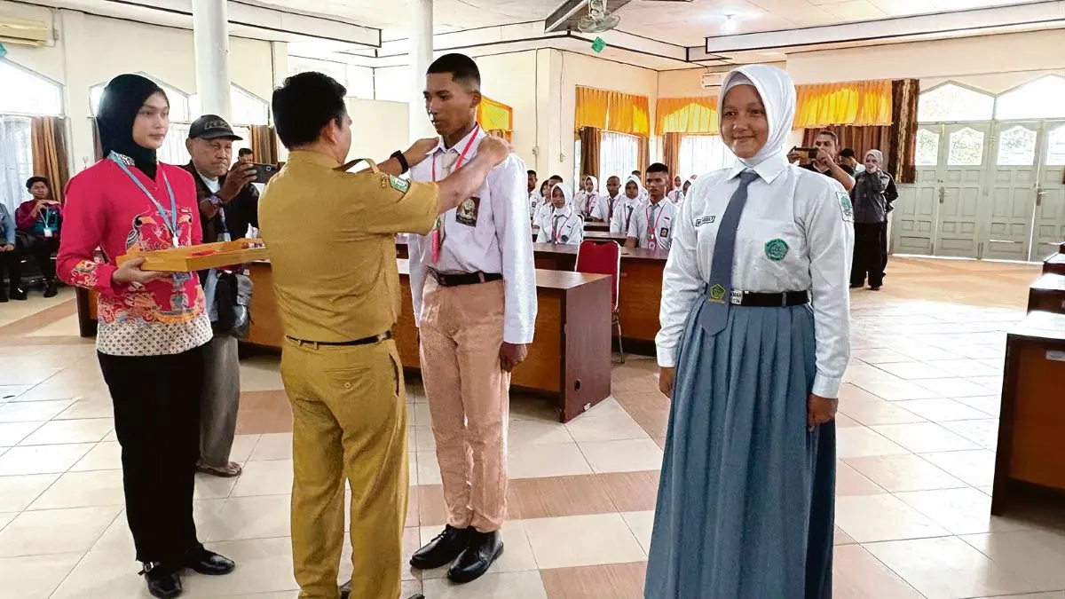 SIMBOLIS: Penyematan tanda peserta Pusdiklat Paskibraka Kotim Tahun 2026 secara simbolis oleh Asisten I Setda Kotim Bidang Pemerintahan dan Kesra Waren, Selasa (4/8/2026). FOTO: YUNI/RADAR SAMPIT 