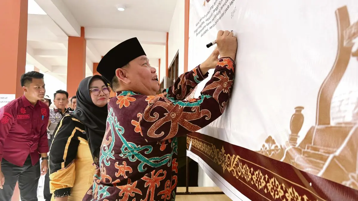 TANDA TANGAN: Bupati Kotim Halikinnor didampingi Wakil Bupati Kotim Irawati menandatangani Pakta Integritas di lingkungan Sekolah Rakyat, belum lama tadi. FOTO: YUNI/RADAR SAMPIT 