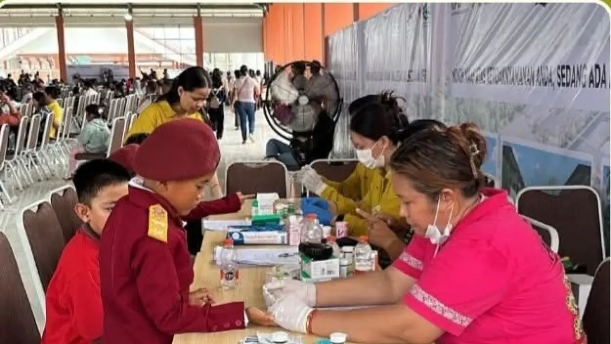 Tenaga kesehatan Puskesmas Kurun ketika melakukan CKG dan skrining TBC kepada peserta didik Sekolah Rakyat, di Desa Tumbang Tambirah, Kecamatan Kurun, pekan lalu. (PUSKESMAS KURUN FOR RADAR SAMPIT)&nbsp;