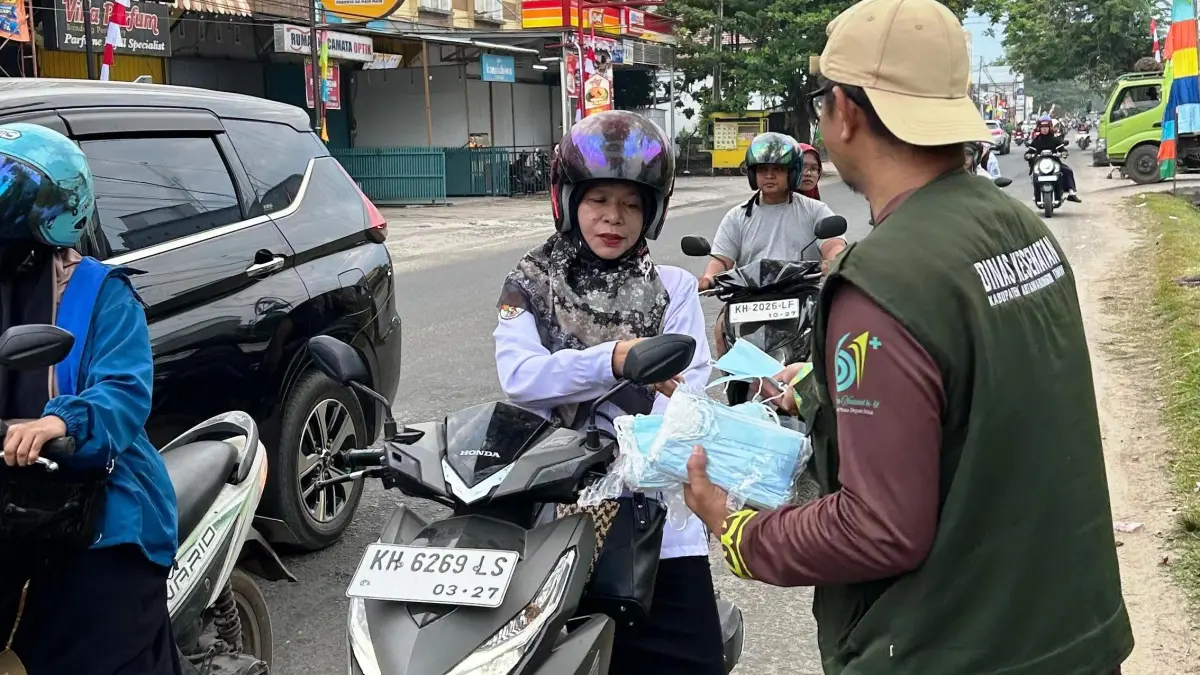 Upaya mencegah peningkatan ISPA, petugas Dinkes Kotim membagikan masker kepada masyarakat, baru-baru ini. (istimewa/Dinkes Kotim)