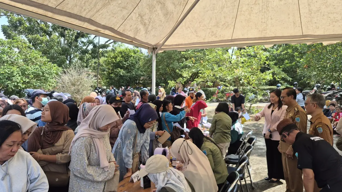 Warga memadati halaman kantor Dinas Ketahanan Pangan Kabupaten Lamandau, Selasa (4/8) pagi, untuk membeli bahan pangan pokok bersubsidi. (RIA/RADAR SAMPIT)&nbsp;