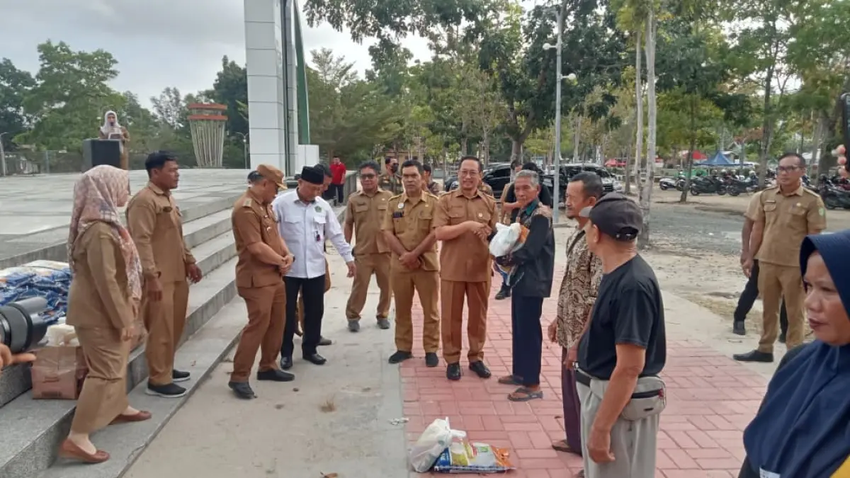Bupati Sukamara Masduki saat menyerahkan secara simbolis bantuan pangan Huma Betang Sejahtera. (fauziannur/radar sampit)
