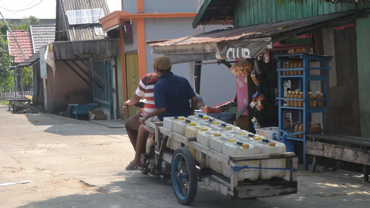 Dampak kemarau membuat sebagian warga di wilayah pesisir kekurangan air bersih, sehingga sebagian membeli dengan air dalam jerigen. (fauziannur/radar sampit)&nbsp;