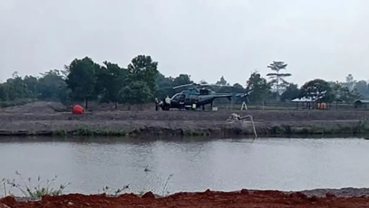 Helikopter water bombing saat akan memadamkan kebakaran hutan dan lahan di wilayah Desa Camba, Kecamatan Kota Besi, Rabu (5/8/2026). (Warga/Radar Sampit)