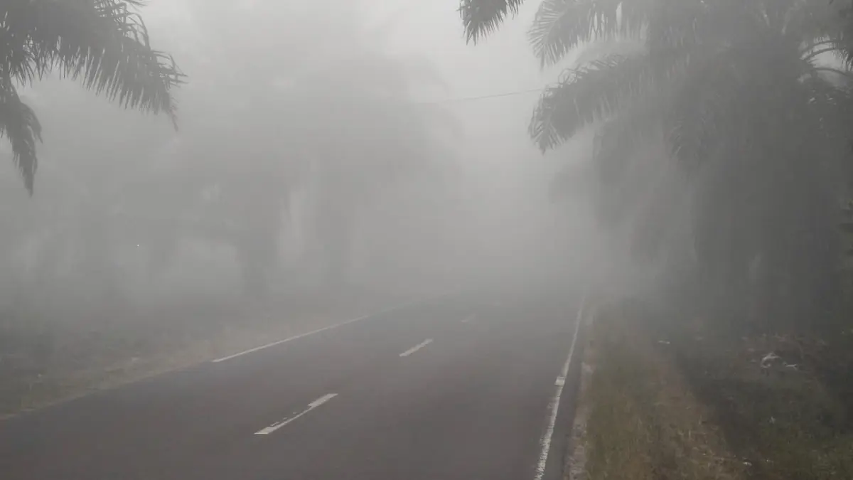 Kabut asap di Jalan HM Arsyad Sampit pada Rabu (5/8).  (Akbar/Radar Sampit)