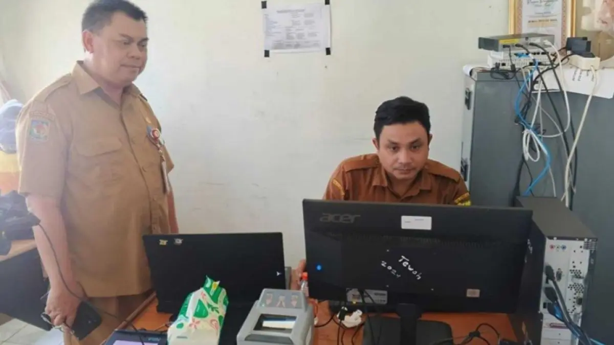 Kepala Disdukcapi Kabupaten Gumas Dihel memantau pemasangan kembali perangkat perekaman adminduk, Selasa (4/8).&nbsp; (DISDUKCAPIL GUNUNG MAS )&nbsp;