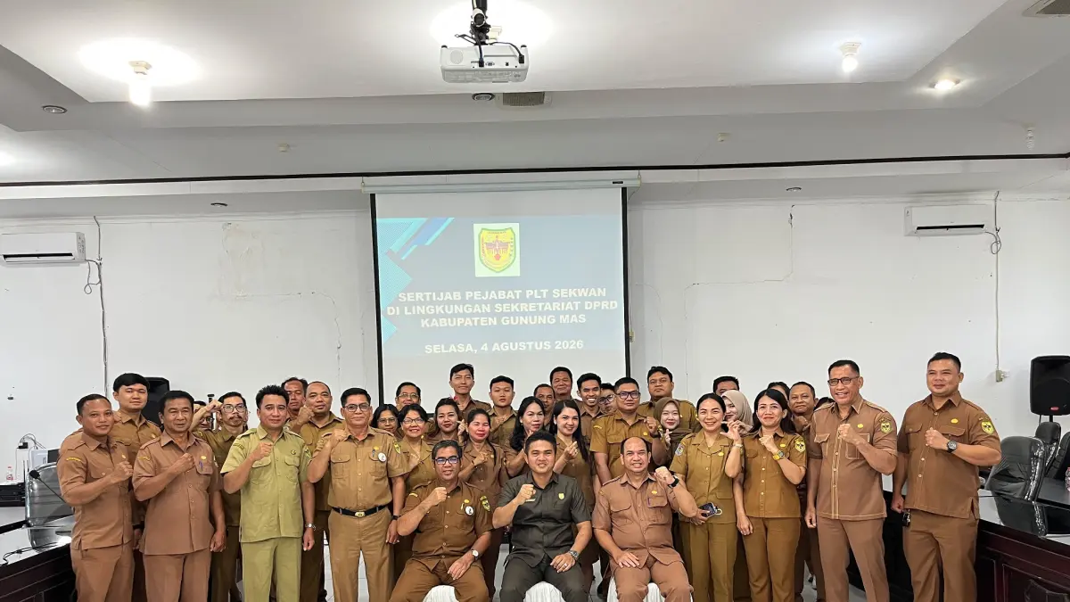 Ketua DPRD Kabupaten Gumas Binartha (duduk tengah) bersama dengan ASN di kantor Sekretariat DPRD, usai sertijab Plt sekwan, di ruang rapat komisi, Selasa (4/8).(istimewa)