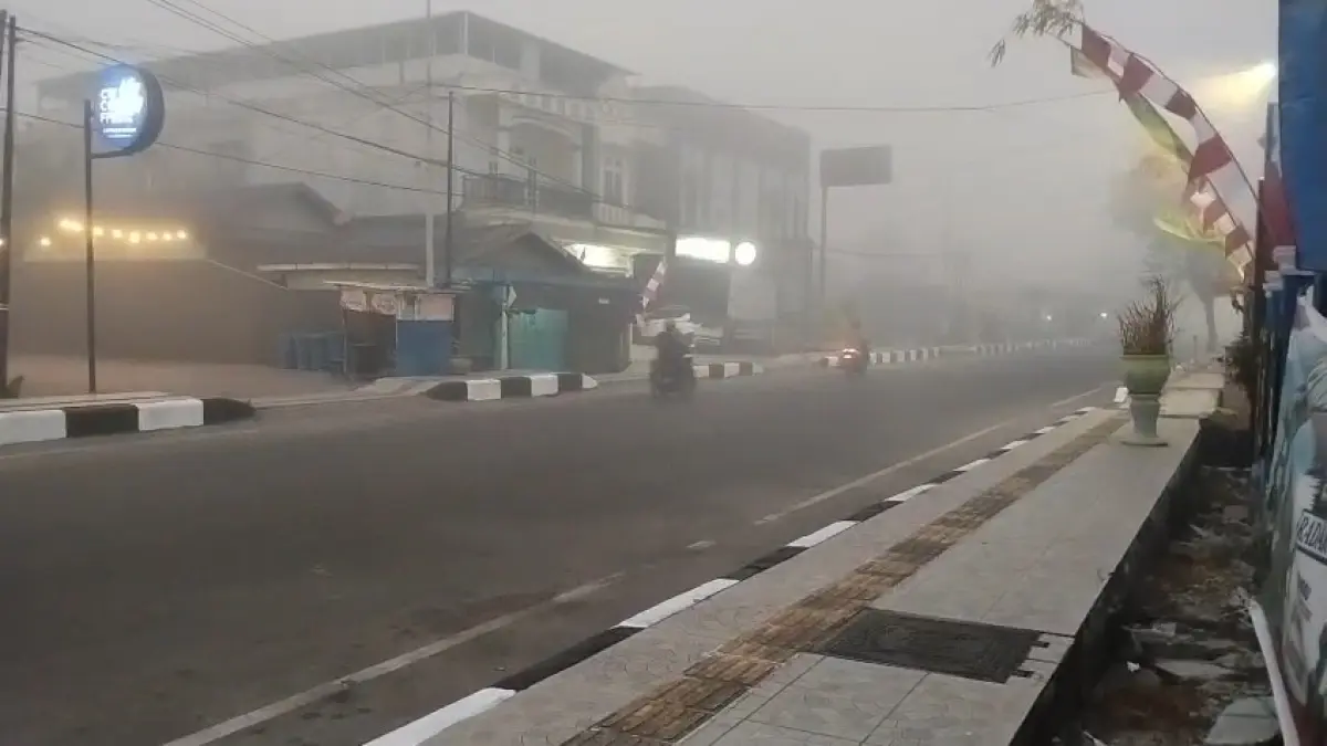 Kualitas udara di Kabupaten Kotawaringin Timur (Kotim) akibat kabut asap karhutla sempat mencapai level berbahaya pada Rabu (5/8) pagi. (Istimewa/Radar Sampit)