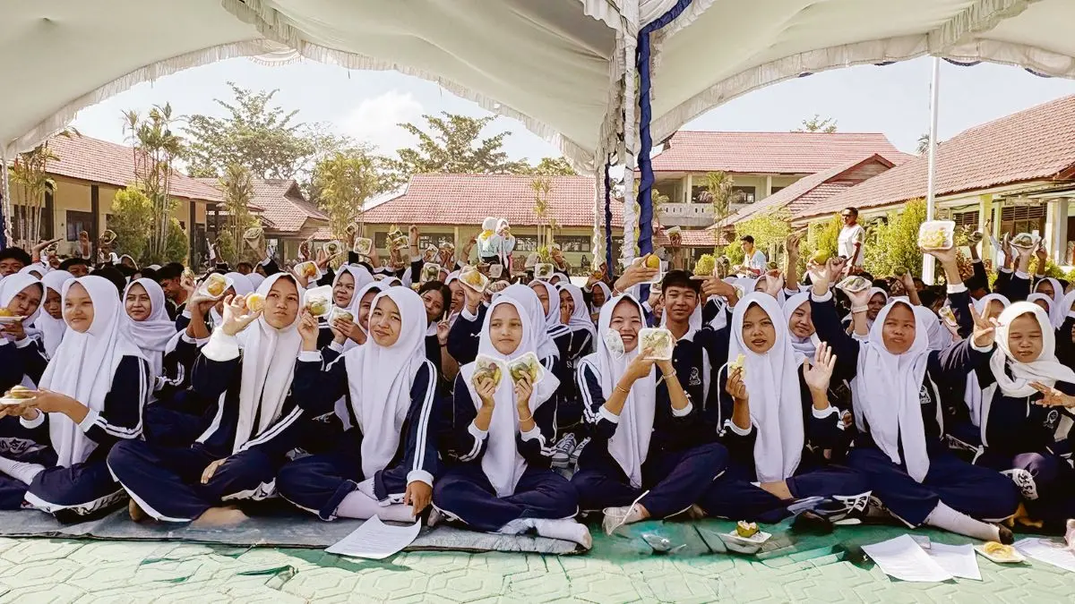 MAKAN BERGIZI: Para pelajar SMAN 2 Sampit menunjukkan buah-buahan untuk mereka konsumsi bersama dalam kegiatan Aksi Bergizi di sekolah tersebut, Rabu (5/8/2026). YUNI/RADAR SAMPIT 
