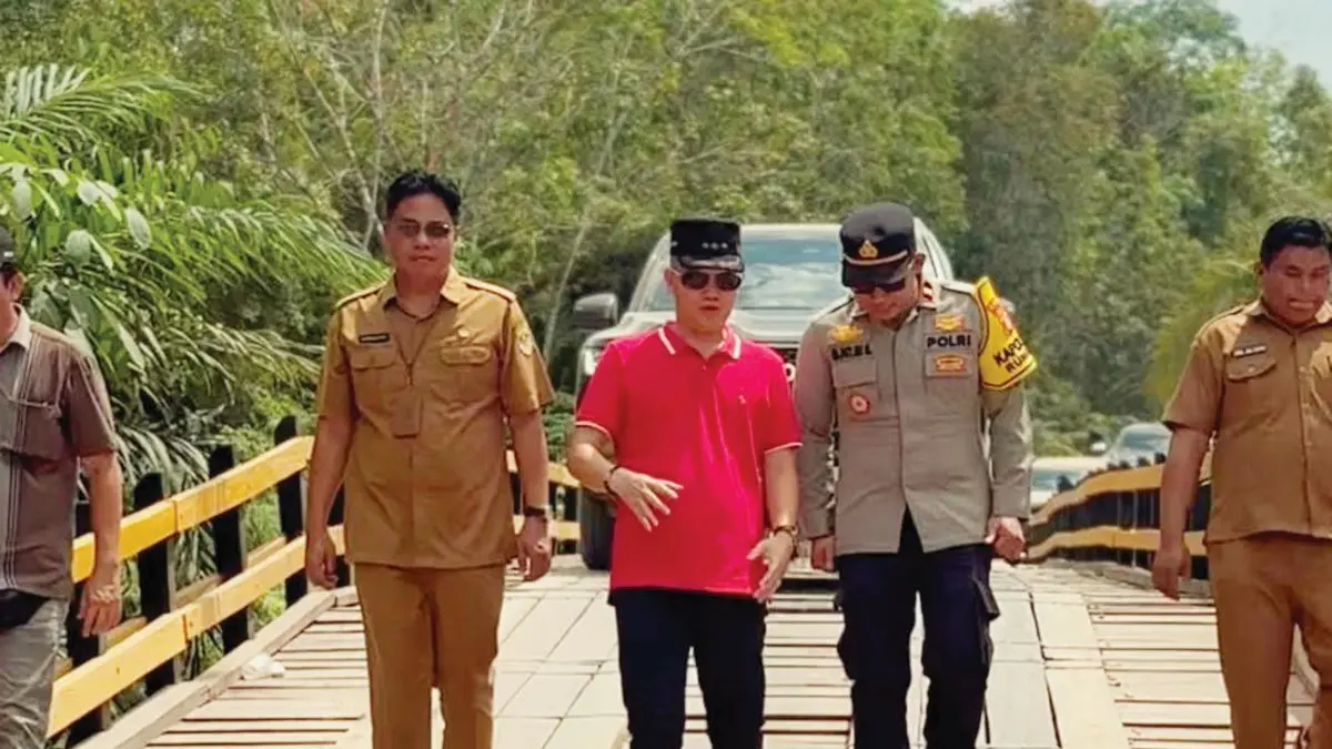 MENINJAU : Bupati Gumas Jaya Samaya Monong bersama Kepala Dinas Pekerjaan Umum Bambang Jaya, ketika meninjau Jembatan Sungai Pule baru di Desa Luwuk Langkuas, Kecamatan Rungan, pekan lalu. FOTO : PROTOKOL GUMAS/RADAR SAMPIT