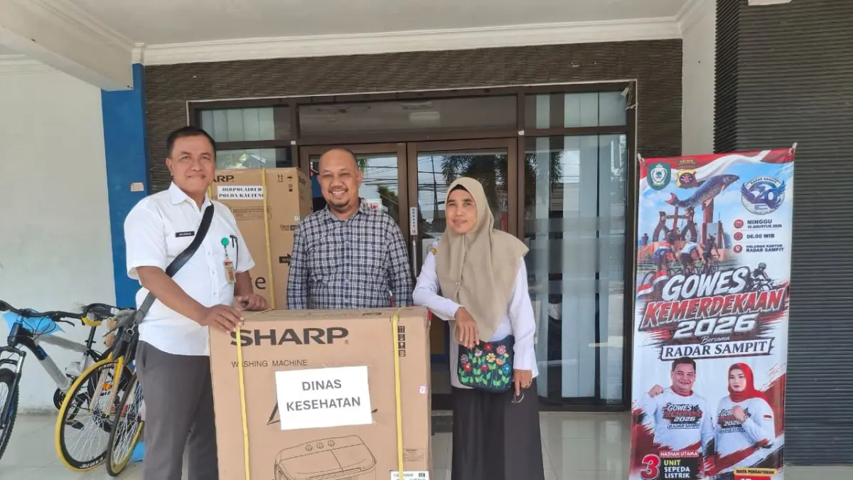 Penyerahan hadiah doorprize Gowes Kemerdekaan 2026, dari Dinkes Kotim. (lian/radarsampit)
