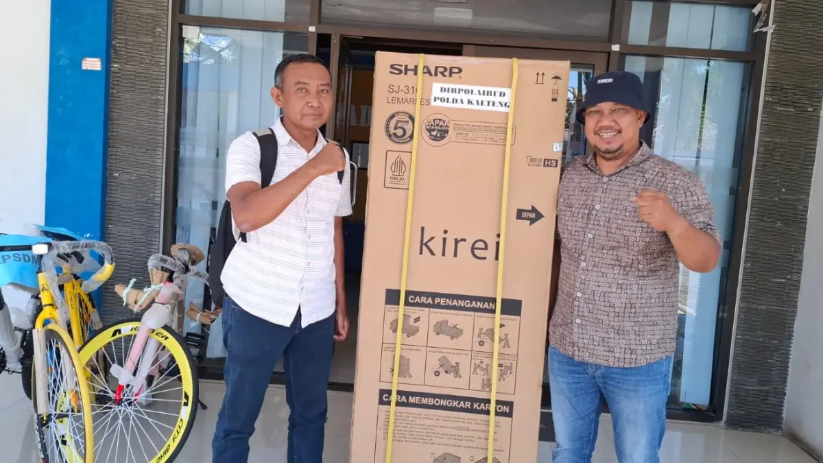 Penyerahan hadiah doorprize Gowes Kemerdekaan 2026, dari Dirpolair Polda Kalteng. (rado/radarsampit)