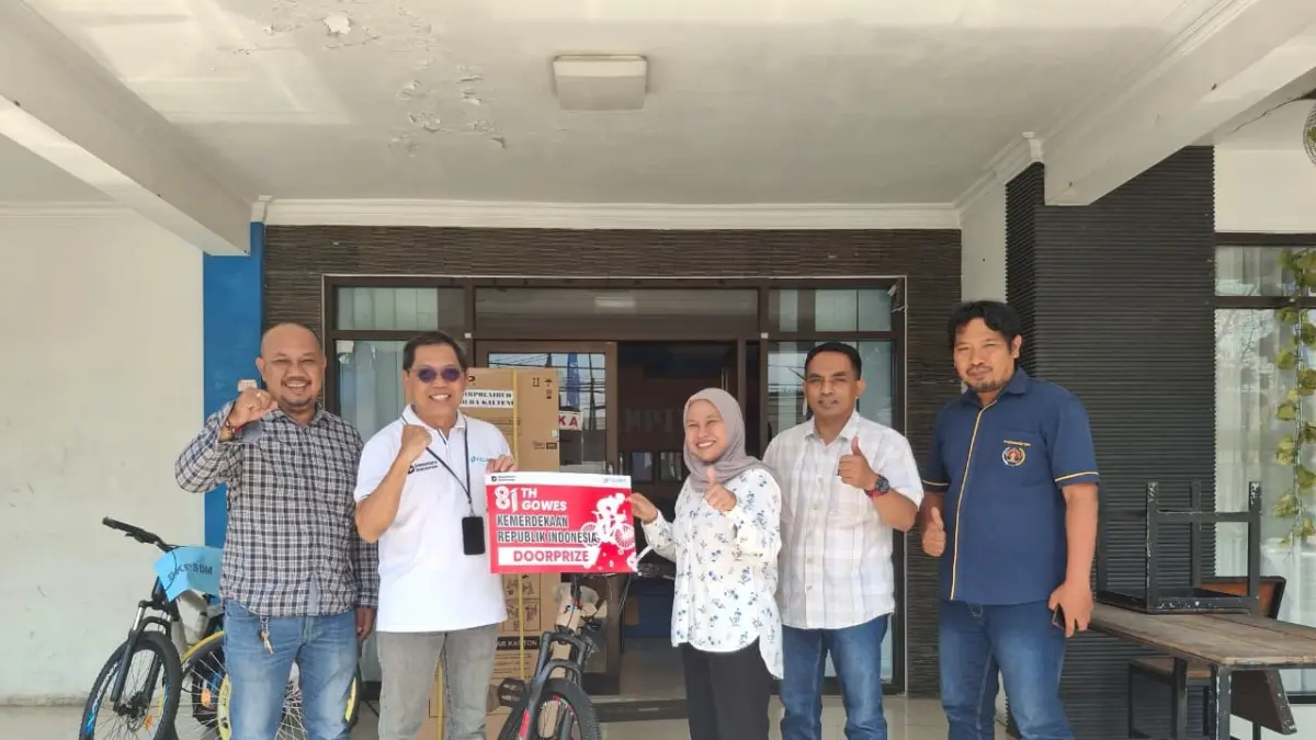 Penyerahan hadiah Gowes Kemerdekaan 2026, dari pihak PT Pelindo Multi Terminal Branch Bumiharjo Bagendang, kepada manajemen Radar Sampit, Rabu (5/8).(Lian/radarsampit)