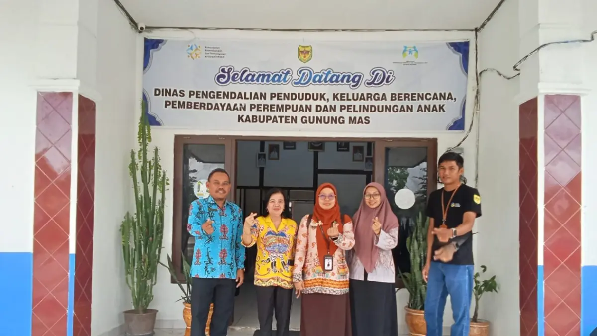 Pihak DP2KBP3A Kabupaten Gumas berfoto bersama dengan perwakilan dari kantor kemenag setempat, pekan lalu. (DP2KBP3A GUNUNG MAS)&nbsp;