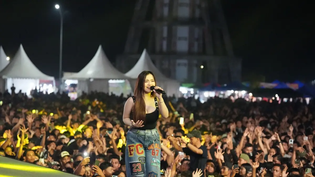 Ribuan warga memadati Alun-Alun Kota Nanga Bulik untuk menyaksikan pedangdut Ligea dan Ajeng Febria.