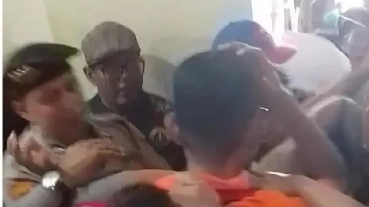 Terdakwa BN mendapat amukan massa usai menjalani persidangan di Pengadilan Negeri Balikpapan. (Moeso/Balpos)