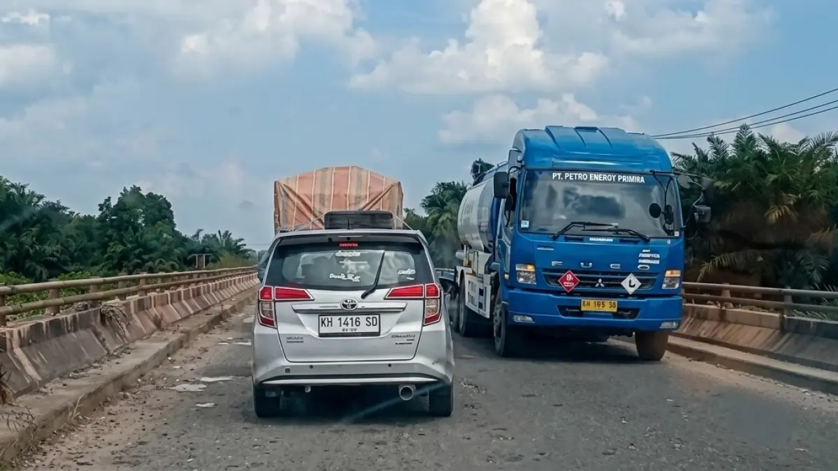 Truk nekat melintas di pile slab kilometer 7 Jalan Ahmad Shaleh, meski sedang ada perbaikan konstruksi jembatan.&nbsp;(ist) 
