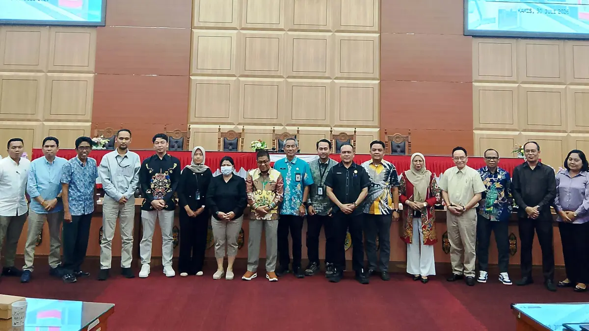 Unsur pimpinan dan anggota DPRD saat bersama jajaran manajemen PLN Palangka Raya usai RDP beberapa waktu lalu.(dok.yusho/radarsampit)