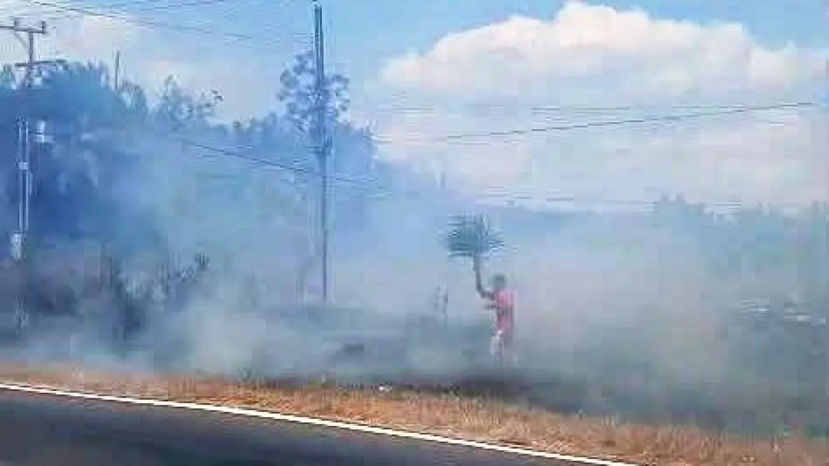 Aksi warga saat  turut memadamkan api Kebakaran Lahan di Jalan Ahmad Yani, Bundaran Jagung, Desa Sungai Rangit Jaya, Kecamatan Pangkalan Lada.