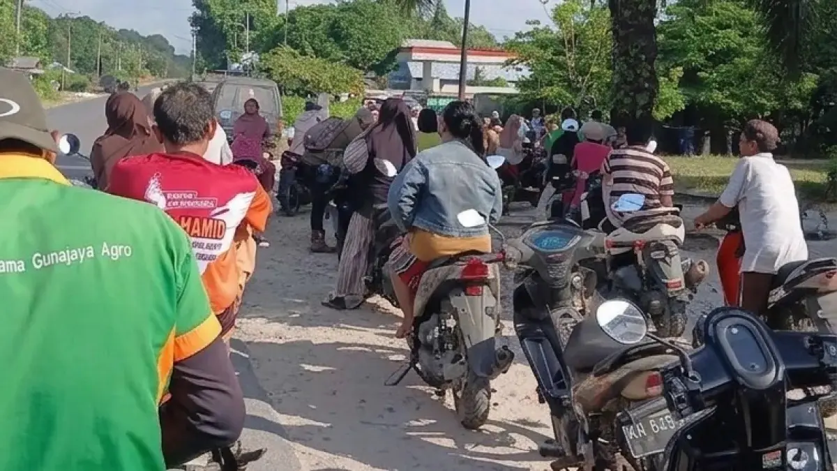 Antrean ratusan kendaraan untuk mendapatkan pertalite di salah satu SPBU, baru-baru tadi. (dok.radarsampit)