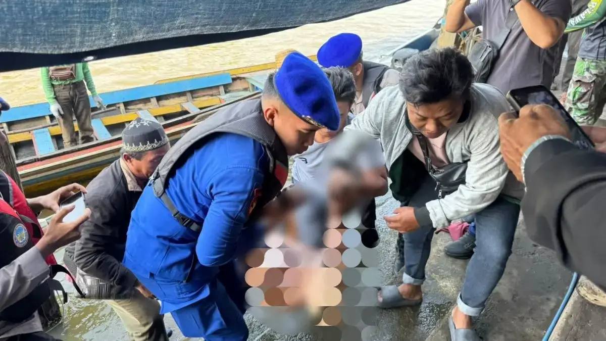 DIEVAKUASI: Petugas Sat Polairud Polresta Banjarmasin mengevakuasi jasad Faurani (50) dari Sungai Martapura, untuk dibawa ke kamar pemulasaraan jenazah RSUD Ulin Banjarmasin.