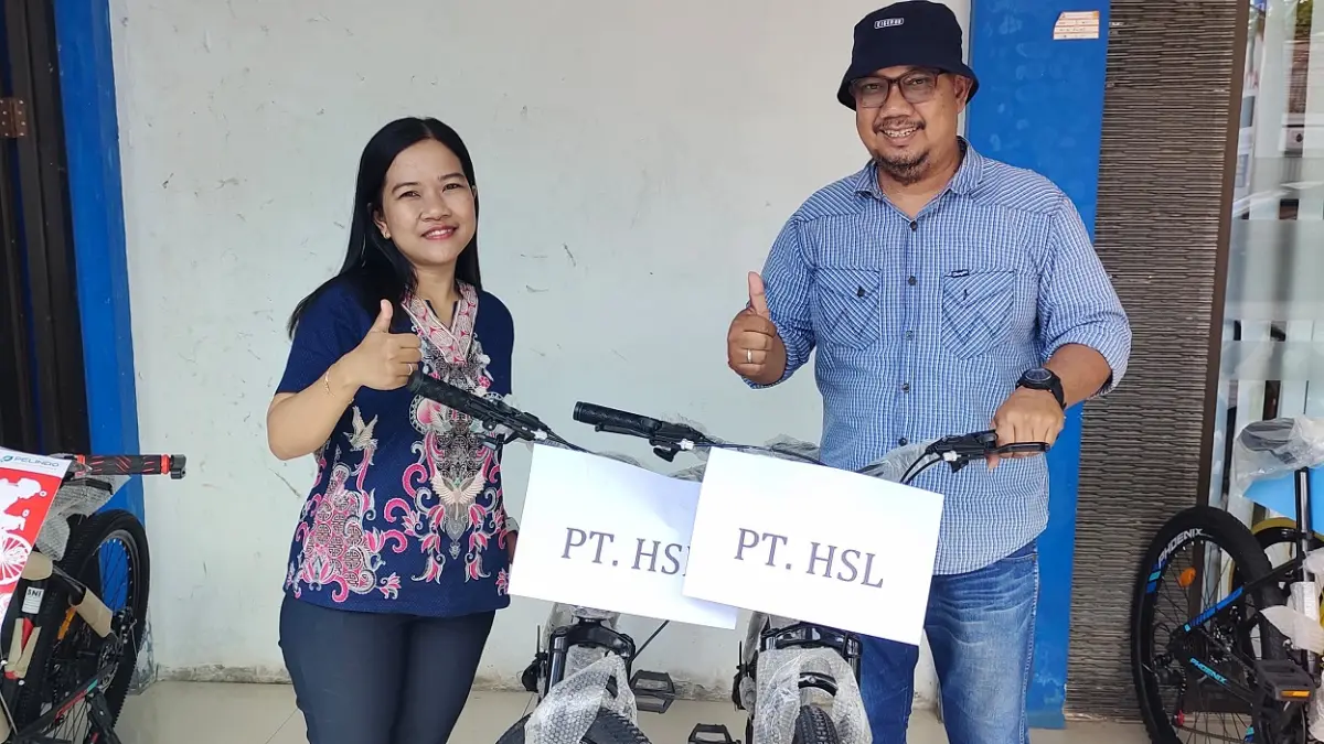 Dua unit sepeda dari PT Hutan Sawit Lestari diterima oleh Ketua Panitia Gowes Kemerdekaan 2026, Kamis (6/8).(bella/radarsampit)