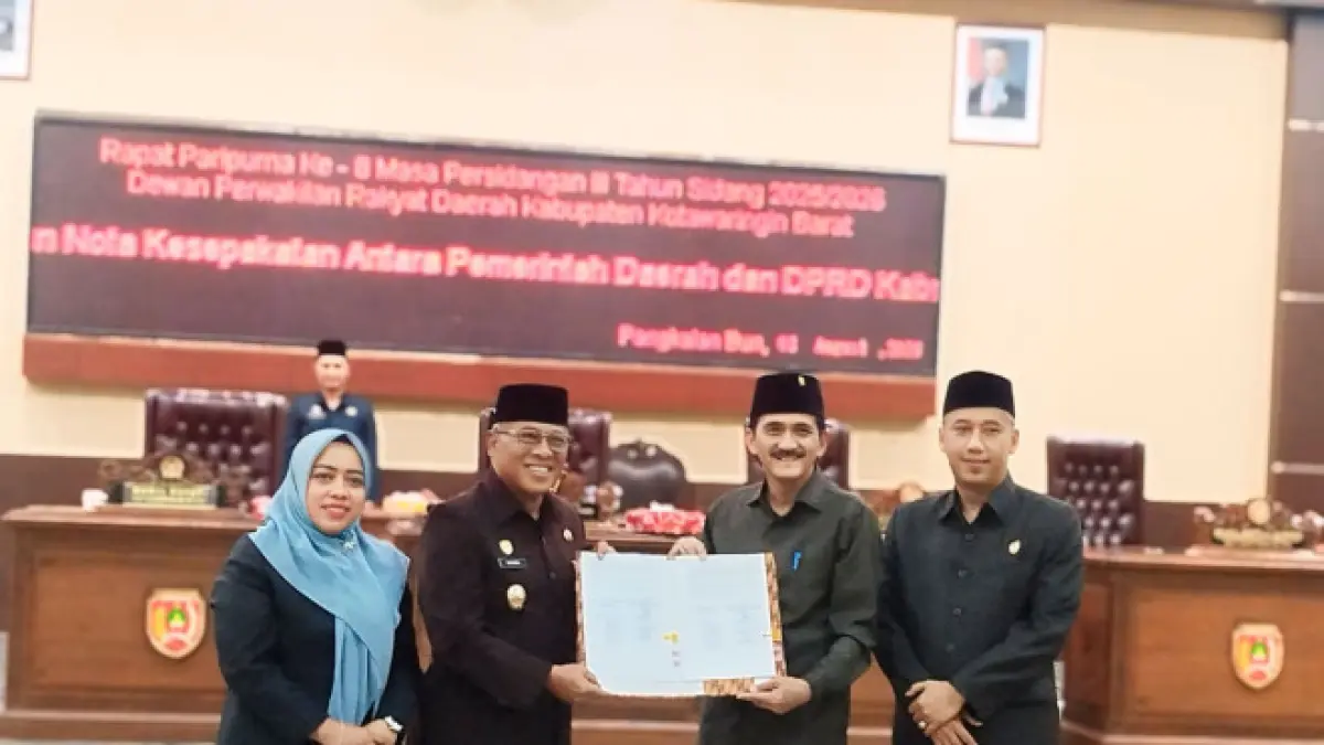 Eksekutif dan legislatif menyepakati hasil pembahasan KUA PPAS APBD Kabupaten Kotawaringin Barat 2027. (SYAMSUDIN/RADAR SAMPIT)  