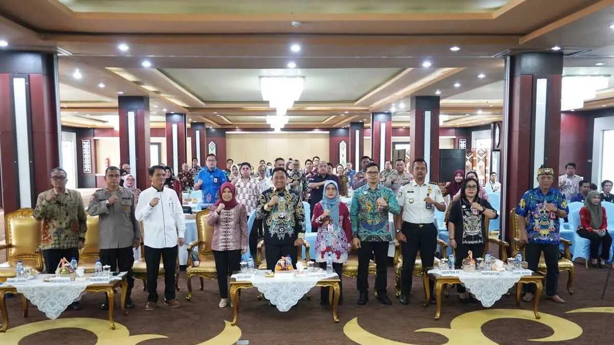 ENTRY MEETING: Wakil Gubernur Kalteng, Edy Pratowo berfoto bersama jajaran kepala perangkat daerah dan Ombudsman RI disela-sela Entry Meeting, Kamis (6/8/2026). FOTO: MMC KALTENG/RADAR SAMPIT